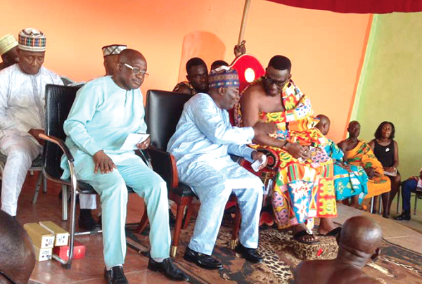  Vice-President Mahamudu Bawumia conferring with the Mamponghene, Daasebre Osei Bonsu II