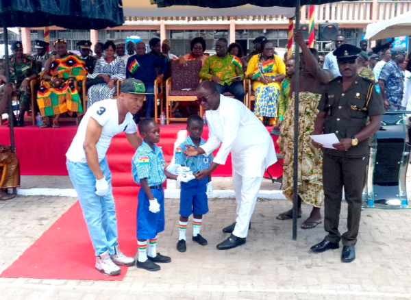 Pupils from the Osei Tutu Preparatory School receiving their award from the Mayor of Kumasi, Mr Assibey Antwi.