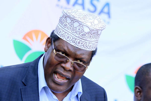 Miguna Miguna (L) played a key role in the "inauguration" of Raila Odinga (R)