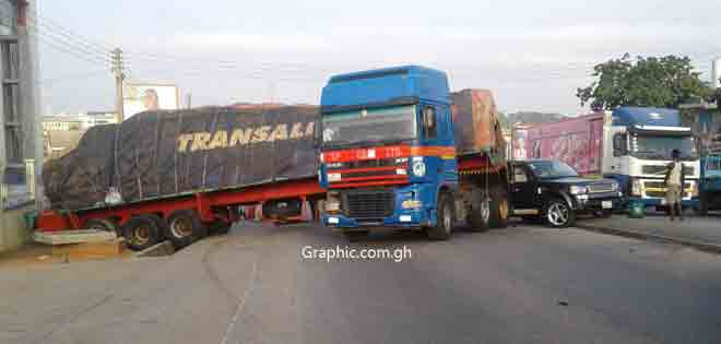 Truck smashes Range Rover and injures 2 after brake failure in Kumasi
