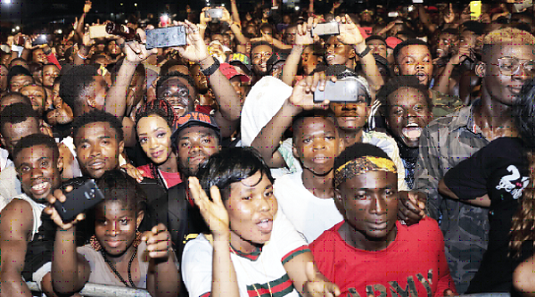 Fans jam at Ebony Tribute Concert