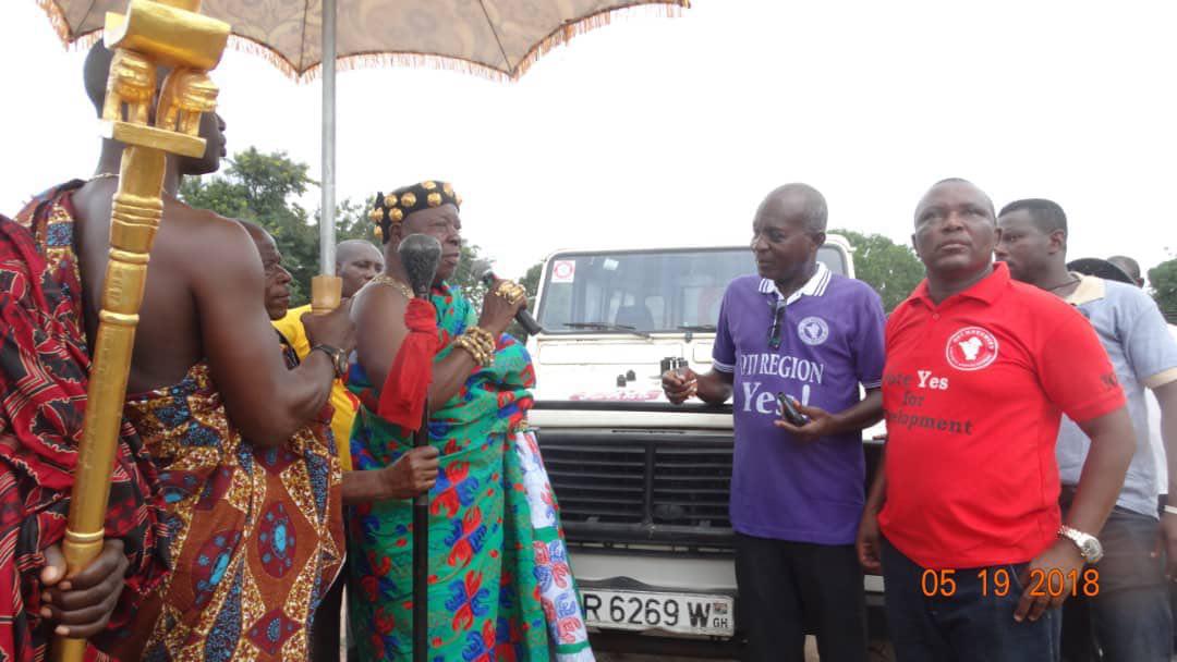 Nana Boakye IV, (left) Gyasehene and acting chief of Jasikan handing over the keys to the Land Rover to Asafoatse Obeng Akyea, Chairman of the Jasikan District Organizing Committee 