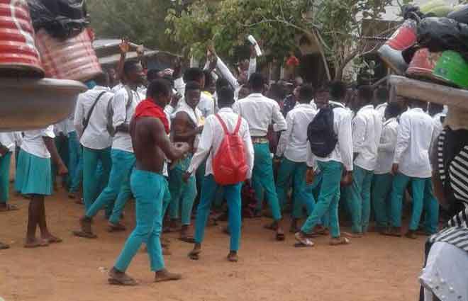 The rampaging students of the Atebubu Senior High School