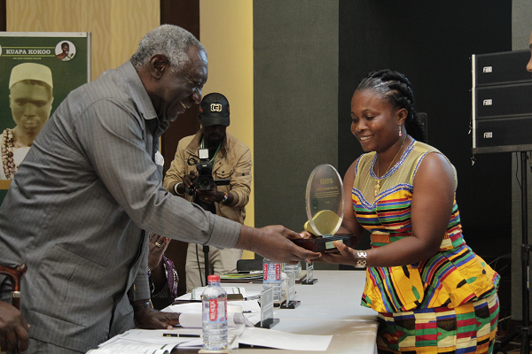  Former President, Mr John Agyekum Kufuor (left), receiving an award for his leadership and governance in the cocoa sector from Madam Fatima Ali, President, Kuapa Kokoo at the Green Ghana lecture series held in-Accra. 