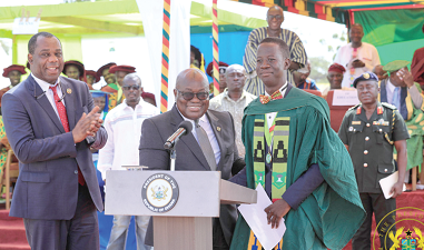  President Akufo-Addo gives a prize to the overall best graduating student of the 2017-2018 academic year