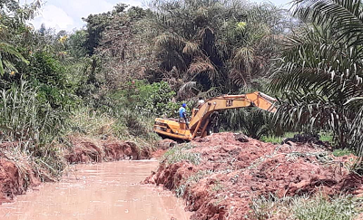  An excavator dredging the Anomakosa River  