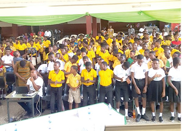 •  The pupils making a pledge to abide by road safety rules