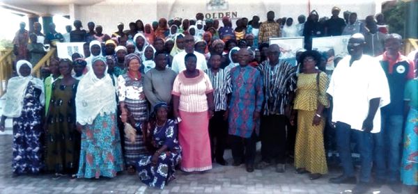  The beneficiaries of Unilever livelihood empowerment project with some officials 