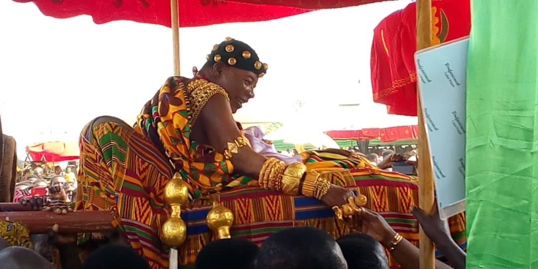 Nana Wiafe Akenten III, Offinsohene in a palanquin receiving messages of goodwill