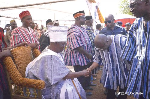 Vice-President Mahamudu Bawumia greeting Naa (Dr) Puo-Uore Chiir VI, the Paramount Chief of Nandom