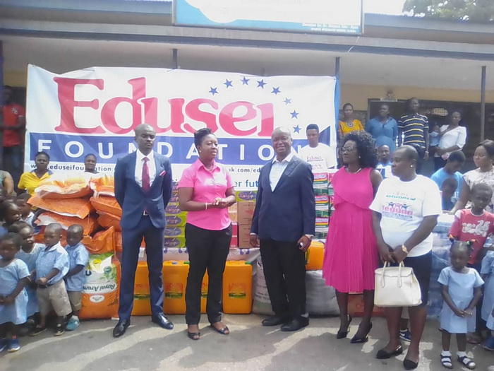 Dr Kwame Bawuah-Edusei presenting the items to Proprietor of the Kumasi Children’s Home, Mrs. Mabel Amponsah. 