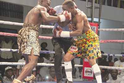  Wasiru ‘Gyatabi’ Mohammed (left) and  Isaac Sackey exchanging punches in last Saturday’s explosive fight