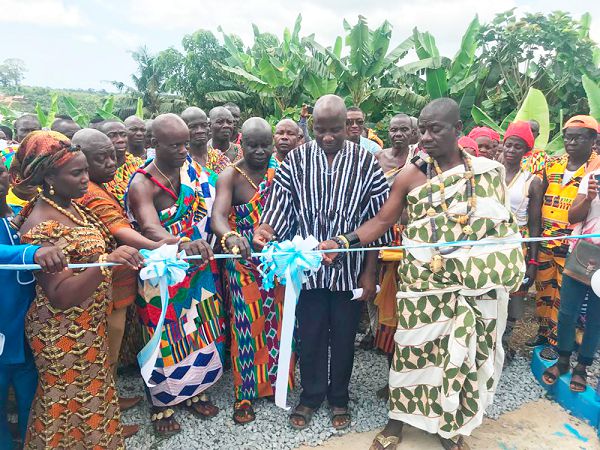  The chief of Anwia, Nana Samale Kpanyinli VI (right) and Nana Afful Kwaw, (3rd right) the Chief of Teleku-Bokazo cutting the tape to inaugurate the facility
