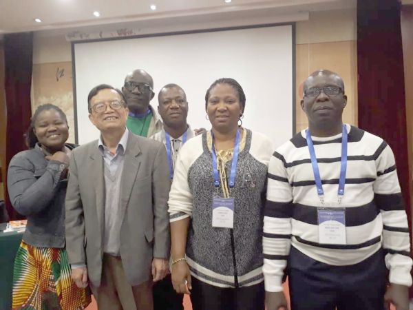 • Professor Anshan Li with Ghanaian journalists at the seminar after the lecture