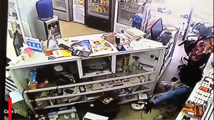 Tema: CCTV captures robbery at pharmacy