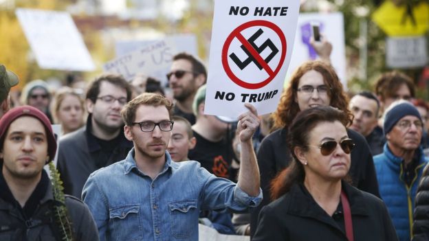 Protests as Trump visits massacre scene