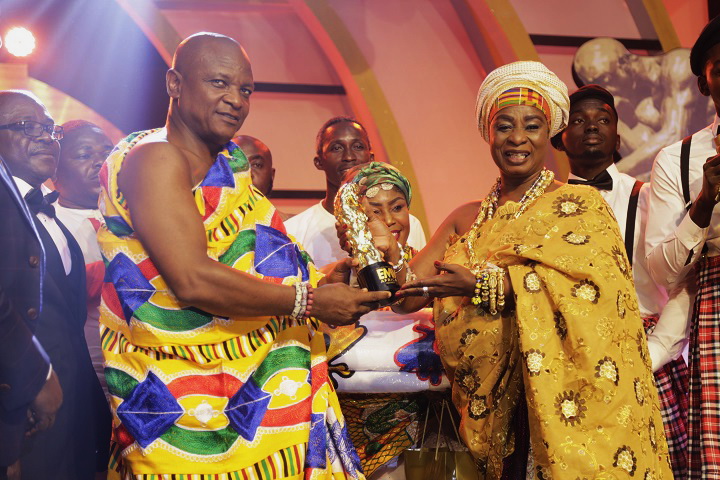 Togbe Afede XIV, Agbogbomefia of the Asogli State receiving the Man of the Year award from Nana Adwoa Awindor