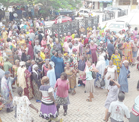 •A section of the traders who besieged the premises of the Appeal  Court in Kumasi last Wednesday•A section of the traders who besieged the premises of the Appeal  Court in Kumasi last Wednesday