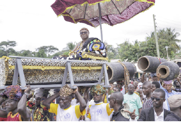 •Nai Abokuadi Agyeman Wyettey III riding in a palanquin to the durbar ground