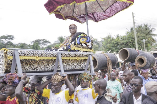 Nai Abokuadi Agyeman Wyettey III riding in a palanquin to the durbar ground