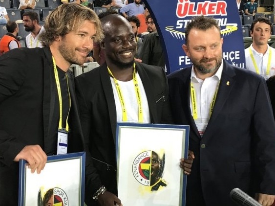 Diego Lugano (left) with Stephen Appiah (middle)