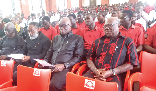 Some old headmasters of the school and students at the memorial service