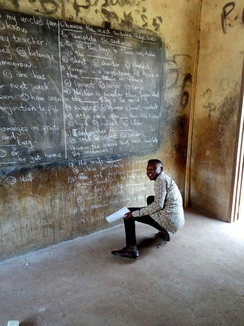 Teachers write exam questions on chalkboards due to lack of printing funds (PHOTOS)
