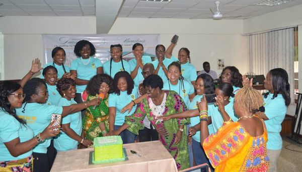Some members of the 94/96 year group cutting the 25th anniversary cake.