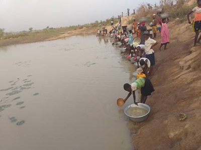 Women and children fetching water fronm the Sibi Dam