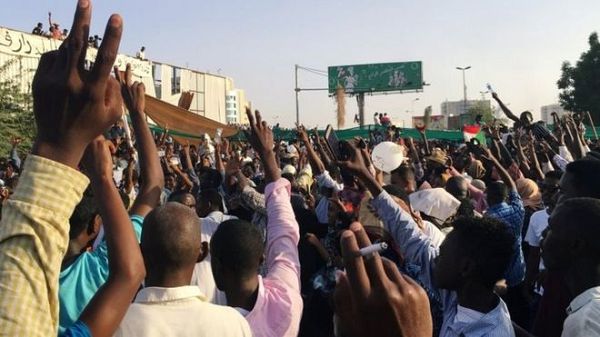 Sudan protest: Demonstrators continue sit-in despite crackdown