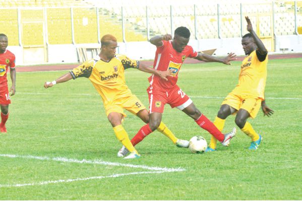 Kotoko’s Abdul Fatawu is sandwiched between two Ashgold markers in yesterday’s game. Picture: EMMANUEL BAAH
