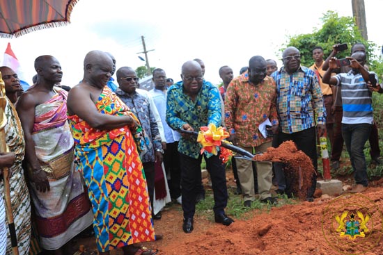 President Akufo-Addo cutting the sod of the construction of the Sefwi Wiawso town roads