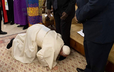 VIDEO: Pope kisses feet of South Sudan leaders