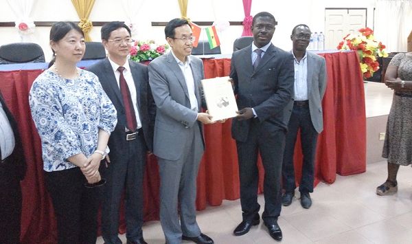 Mr Shi presenting a gift to the Director of Confucius Institutes, Ghana Professor Ishmael Mensah after the lecture
