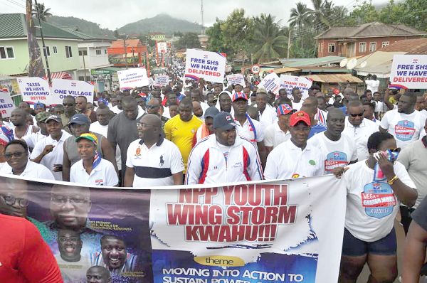 Vice President Dr Mahamudu Bawumia and some NPP party faithful in a health walk to mark the 2019 Kwahu Easter Festival. Picture: SAMUEL TEI ADANO