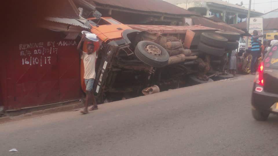 Agona Swedru: Tipper truck runs into building; 2 teenagers sustain injuries