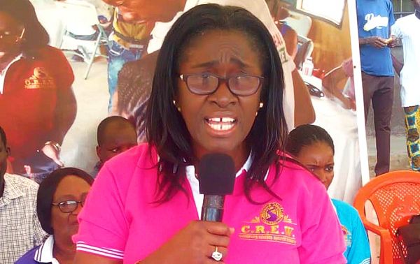  Mrs Davina Markwei addressing residents who participated in the health screening exercise. Picture: ESTHER ADJEI