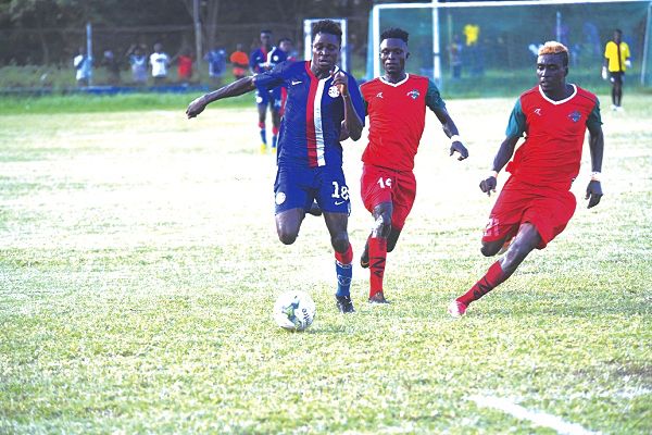  Liberty’s Michael Ampedu being chased down by Karela’s Patrick Yeboah (right) and Darlington Fosu Gynn (middle) PICTURE: Ebow Hanson