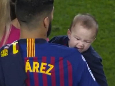 Luis Suarez's son bites him on his shoulder
