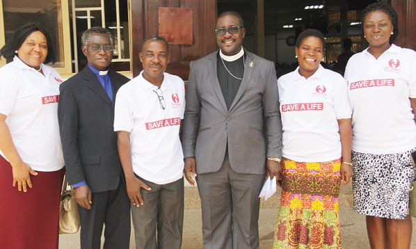 Rev. T.S. Akonor (2nd left), the Minister in charge of the Presbyterian Church of Ghana, Adabraka Official Town Congregation, and Rev. Thomas Benjamin Marfo (3rd right), a Minister, Presbyterian Church of Ghana, Adabraka Official Town Congregation, with officials of the GCGL after the church service. 