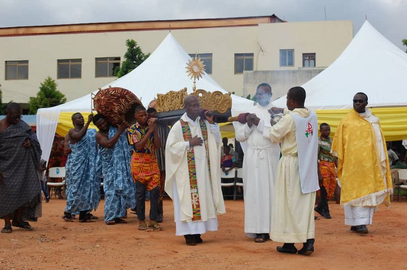  Rev. Fr. Francis Destiny Amenuvor (First right, covered with the gold cloth (humeral veil), Fr. Joseph Agyeman Biney, CSSP (second right) and Fr William Adjei (first left) carry the palanquin.