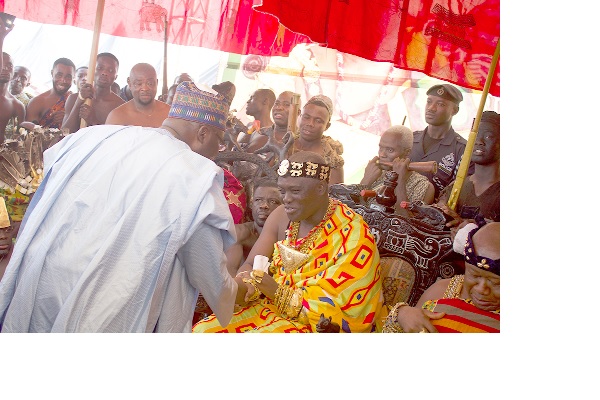 Vice-President Dr Mahamudu Bawumia exchanging greetings with the Dormaahene, Osagyefo Oseadeyo Agyemang Badu II