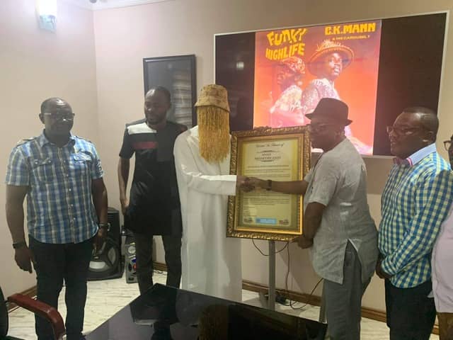Anas Aremeyaw Anas receiving the citation from MUSIGA Vice President Bessa Simons