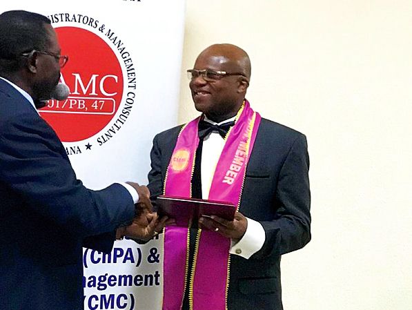 Dr Nana Ato Arthur (right) receiving the honorary membership award from Mr Paul Hammond (left), Board Chairman CIAMC