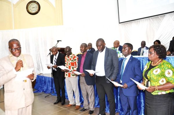 Mr Kwadwo Hohoabu ,swearing in members of the Board of Trustees of the Research Fund of the Ghana Institution of Surveyors 
