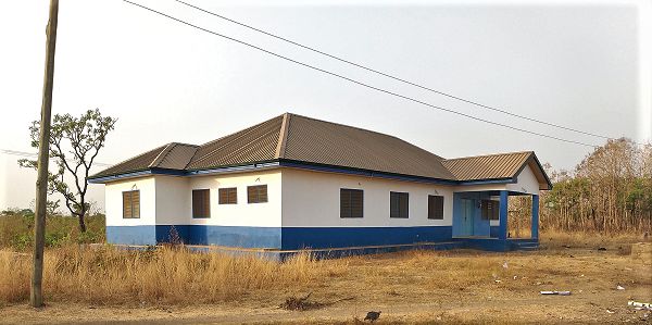 The six-unit classroom block at Nabu that is lying idle. INSET: The SIF completed Kpassa nurses quarters