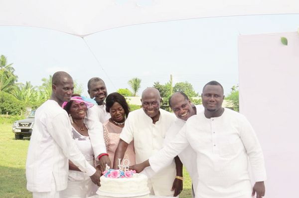  The couple joined by their children to cut the wedding cake