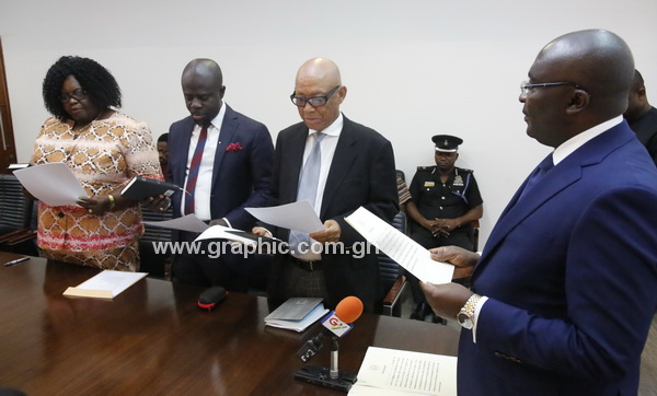 Vice-President Dr Mahamudu Bawumia administering the oaths to the members of the commission