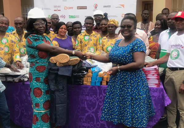 Mondelez presents working tools to cocoa farmers