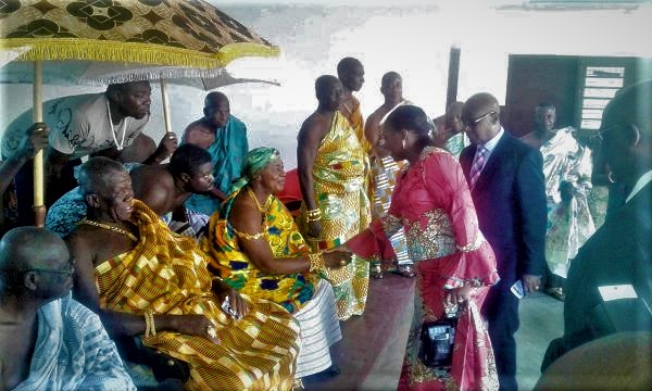 Lady Julia (2nd right) in a handshake  with the queenmother of Agogo when she paid a courtesy call at her palace before the durabr at Agogo, while the Krontihene and others look on